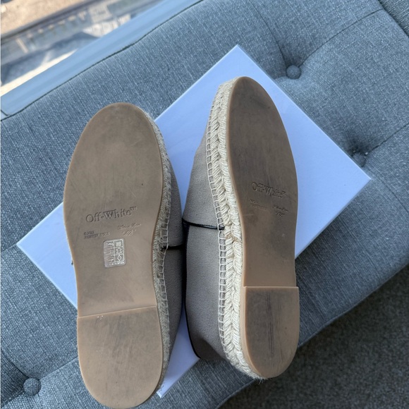 Off-White Tan Slip-On Loafers Classic Design - Picture 3 of 6